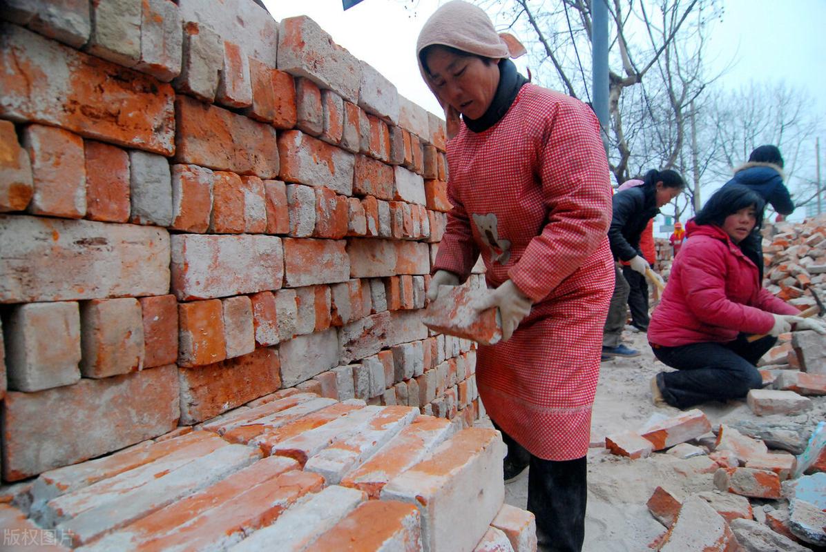 搬砖挣钱给媳妇看视频(搬砖挣钱给媳妇看视频说说)