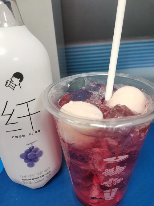 把冰葡萄一颗一颗往下体塞(“冰葡萄的创意玩法：探索下体塞入的趣味与风险”)