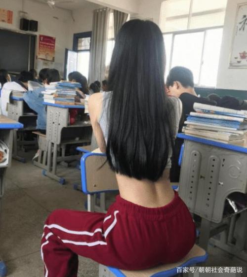 夏天校服太透了R头凸出来了(“夏天校服太透了：解决校服透视问题，保护学生隐私”)