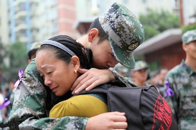 去部队探亲被全队9人(“去部队探亲：9人团队的温馨之旅”)