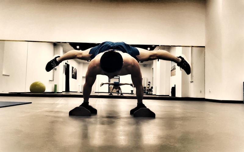 分腿坐挺身前进坐(分腿坐挺身前进坐:提升柔韧性与核心力量的高效训练动作) 分腿坐挺身前进坐(分腿坐挺身前进坐:提升柔韧性与核心力量的高效训练动作)