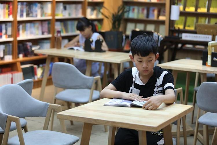 宝宝我们在图书馆做(宝宝在图书馆：亲子阅读与学习的乐趣)