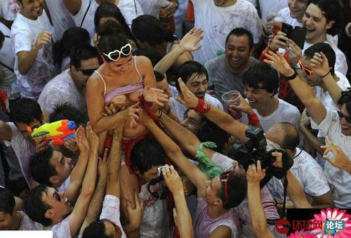 几个男人一起吃我的胸(几个男人一起吃我的胸：探索男性对女性胸部的迷恋)