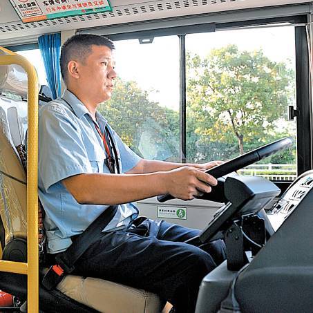 公交车后车座的疯狂运动(“公交车后车座的疯狂运动：揭秘城市交通中的隐藏现象”)