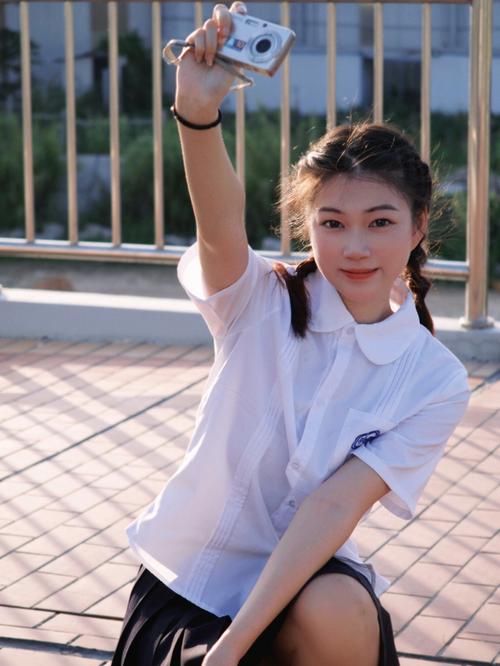 夏天校服太透了r头(夏天校服太透了：如何选择适合的校服材质与设计)