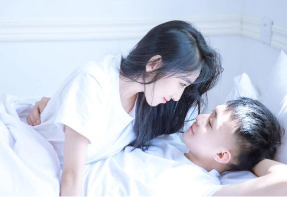 双人床上打扑克做运动(双人床上打扑克:家庭娱乐新体验) 双人床上打扑克做运动(双人床上打扑克:家庭娱乐新体验)