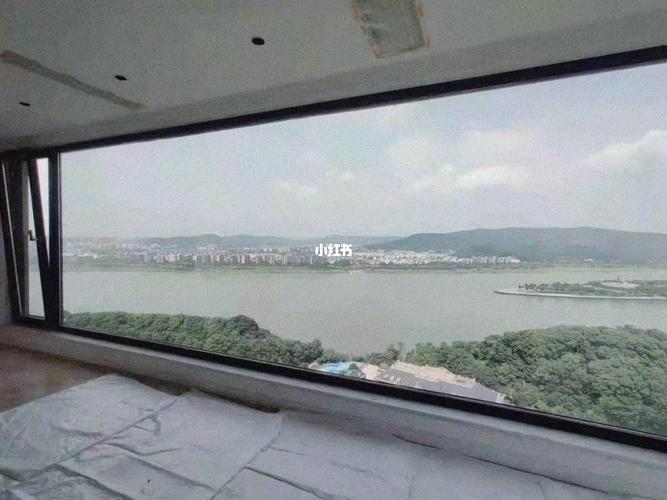 在落地玻璃窗前做视频(落地玻璃窗前视频拍摄技巧与创意灵感)