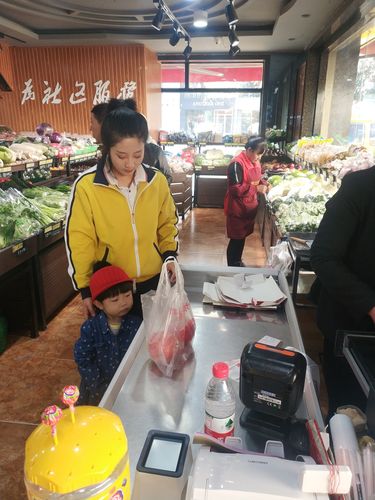 跳D放在里面逛超市的故事(跳D超市奇遇记：探索购物新体验)
