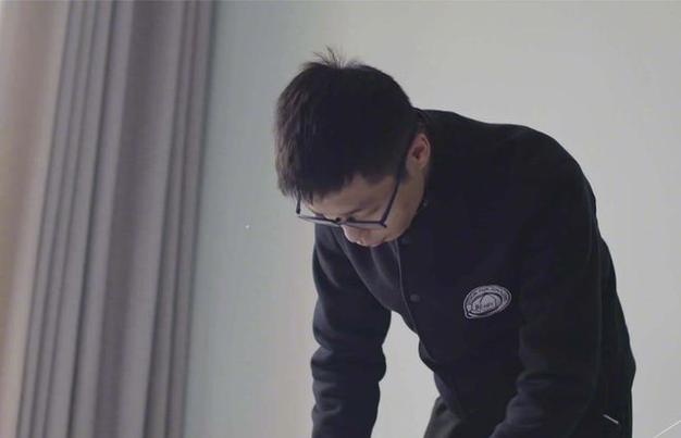 校霸坐着震动器写作业(“校霸坐着震动器写作业：校园生活的独特挑战与应对策略”)