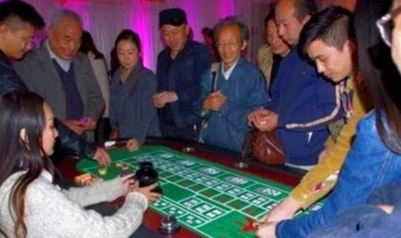 双人床上打扑克的全过程(双人床上打扑克的全过程：娱乐与技巧的完美结合)