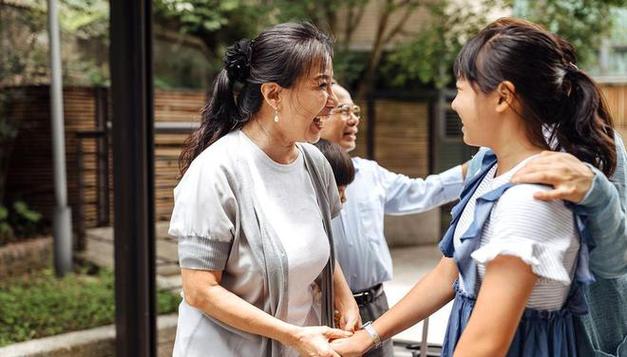 丈夫带朋友来家搞我该怎办(“丈夫带朋友来家搞我，应对策略与心理调适”)