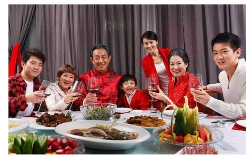 父母儿女媳妇一起来(“家庭团聚：父母儿女媳妇共同参与的活动与建议”)