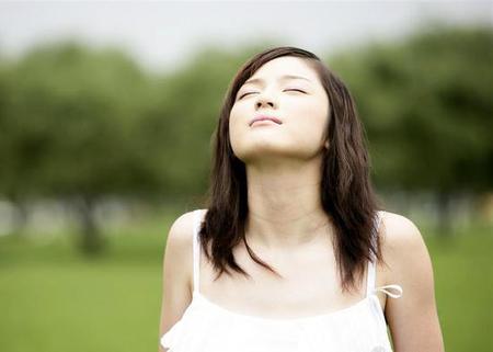 女生一边喘气一边叫疼(“女生喘气叫疼：深入解析背后的原因与应对策略”)