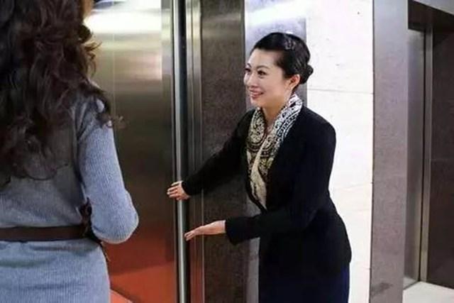 接了一个30公分的客人(“30公分客人:揭秘接客技巧与服务细节”) 接了一个30公分的客人(“30公分客人:揭秘接客技巧与服务细节”)