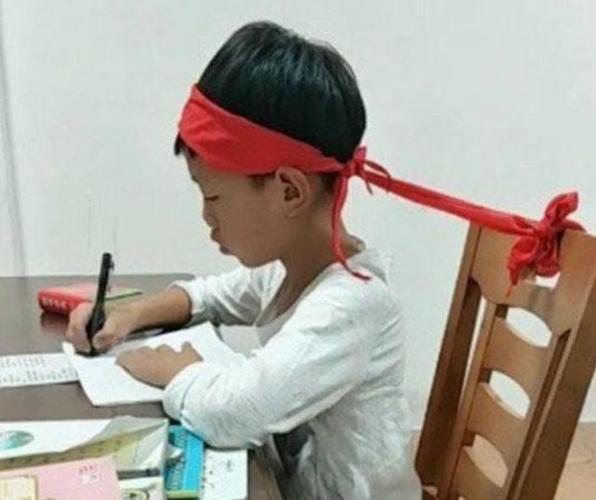 坐在学长硬硬的地方写作业(“坐在学长硬硬的地方写作业：探索舒适与专注的平衡”)