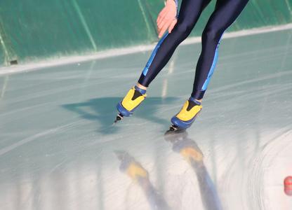 迈开腿往里怼冰块(迈开腿往里怼冰块：探索冰块挑战的技巧与乐趣)