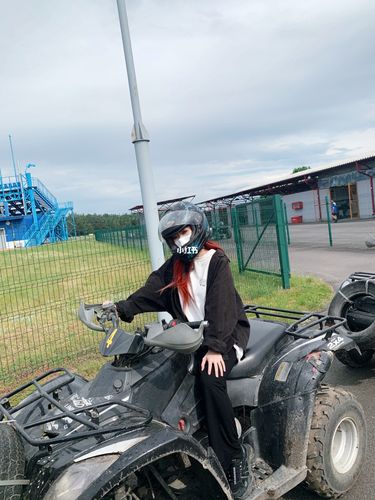 随着摩托的颠簸我进入了她(“摩托颠簸之旅：深入探索她的内心世界”)