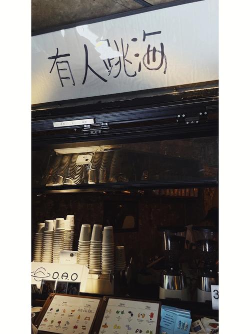 跳D放在里面逛超市的感受(跳D体验：超市购物的新奇感受)