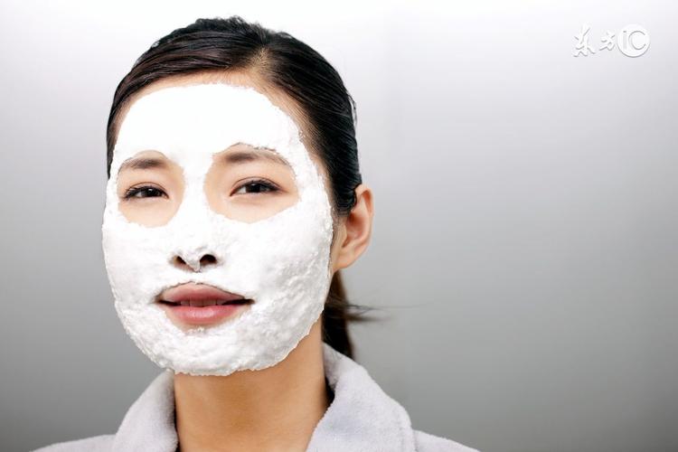 边吃着一面膜下奶爽了(“边吃美食，享受面膜带来的肌肤滋养”)