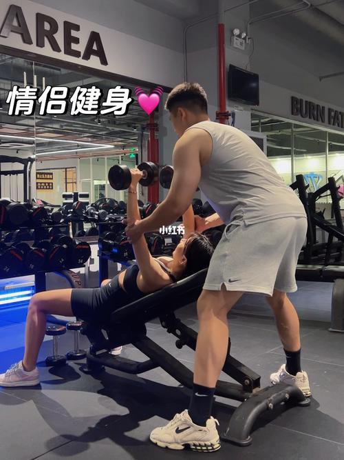 迈开腿男人往里怼女人做法(“迈开腿：男性如何正确地与女性互动”)