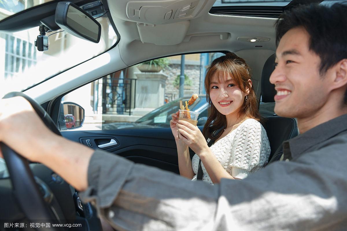 在车里两个男人舔我(在车里：两个男人舔我的真实体验)