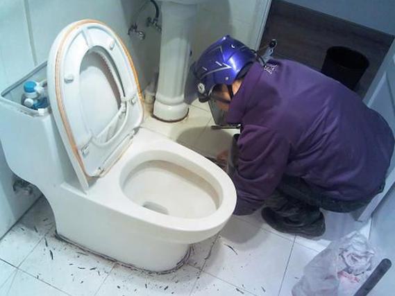 用大宝贝给女儿疏通下水道(“用大宝贝疏通下水道：为女儿解决家庭维修难题”)