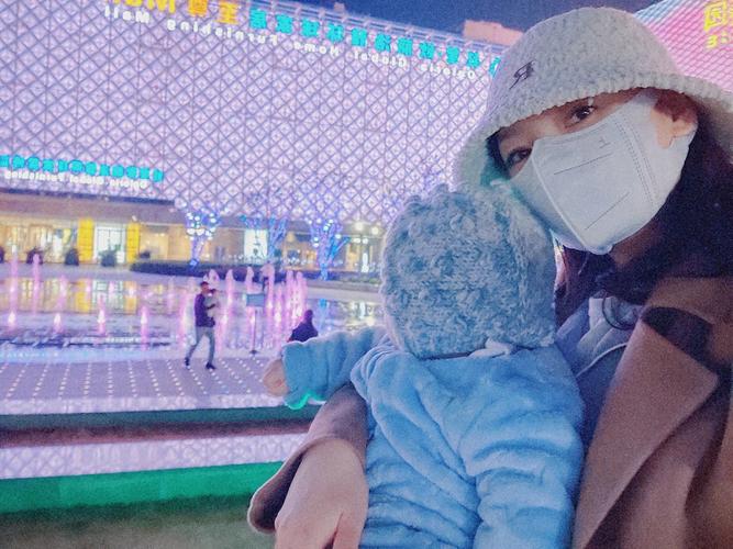 把女朋友玩成小喷泉描写(把女朋友玩成小喷泉：浪漫情趣的亲密关系描写)