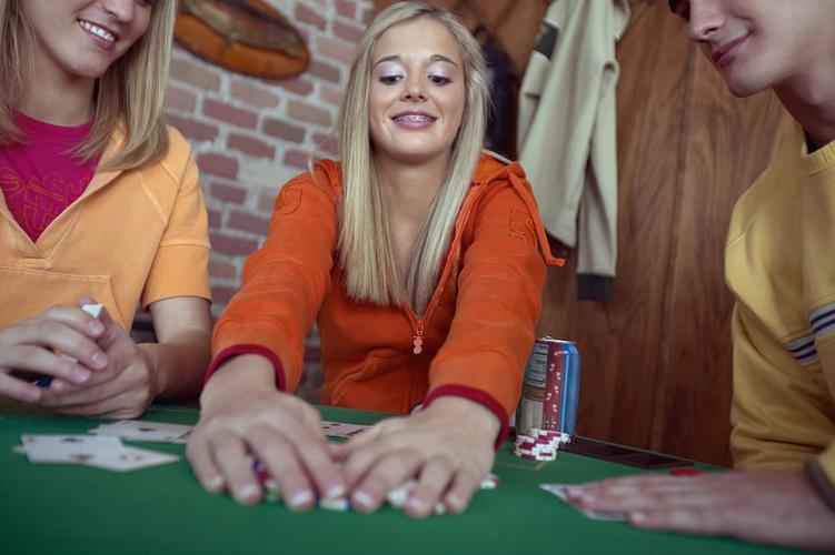 女生打扑克时疼不疼(女生打扑克时的舒适度：详细解析扑克游戏对女性的影响)