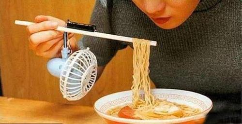 女生把筷子放屁眼里(“女生把筷子放屁眼里：不雅行为的详细解析”)