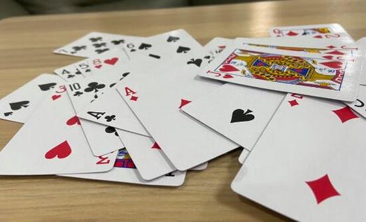 女生打扑克发啊的声音(女生打扑克的技巧与策略，发牌声音的奥秘解析)