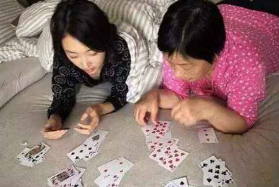 二人扑克剧烈摇床视频(二人扑克剧烈摇床视频：揭秘刺激游戏背后的技巧与策略)