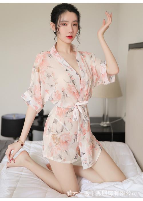 女性乳液开襟狂飙(女性乳液开襟狂飙:狂野魅力与时尚潮流的完美结合) 女性乳液开襟狂飙(女性乳液开襟狂飙:狂野魅力与时尚潮流的完美结合)