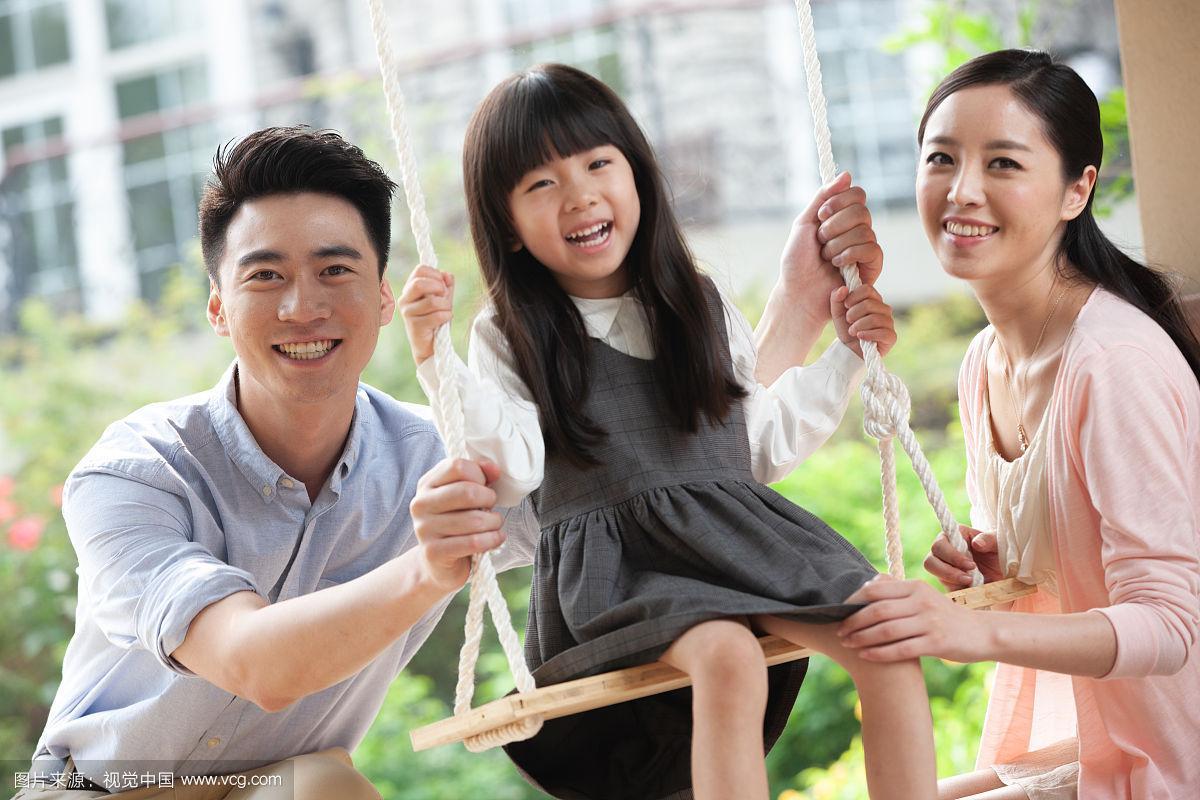 父母儿女媳妇一起来玩(“家庭同乐：父母儿女媳妇共享欢乐时光”)