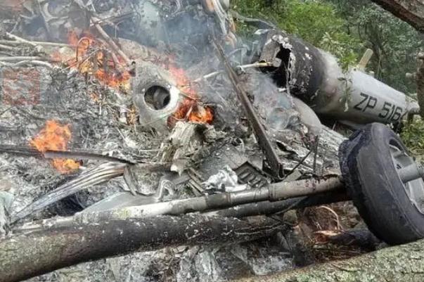 飞机垂直坠落原因(飞机垂直坠落原因：揭秘空中悲剧的背后真相)