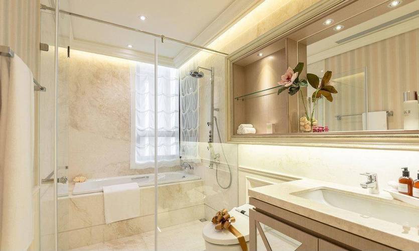 在卫生间里打扑克(在卫生间里打扑克：独特空间的娱乐新体验)