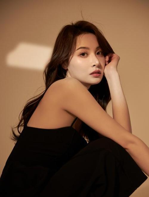 开襟开叉乳液狂飙图片(开襟开叉乳液狂飙图片:时尚潮流与个性魅力的完美融合) 开襟开叉乳液狂飙图片(开襟开叉乳液狂飙图片:时尚潮流与个性魅力的完美融合)