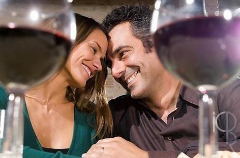 在车里两个男人舔我(在车里：两个男人舔我的真实体验)