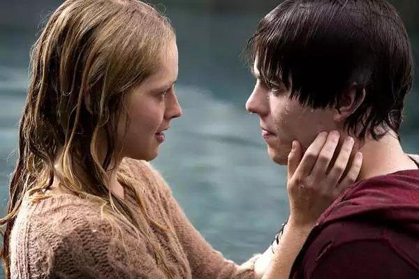 男生喜欢将头埋在女生脖子(“男生喜欢将头埋在女生脖子：亲密行为背后的情感寓意”)