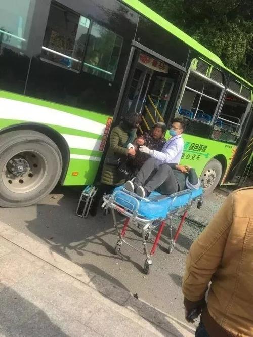 公交车动一下就撞一次视频(“公交车动一下就撞一次：揭秘视频背后的惊人真相”)