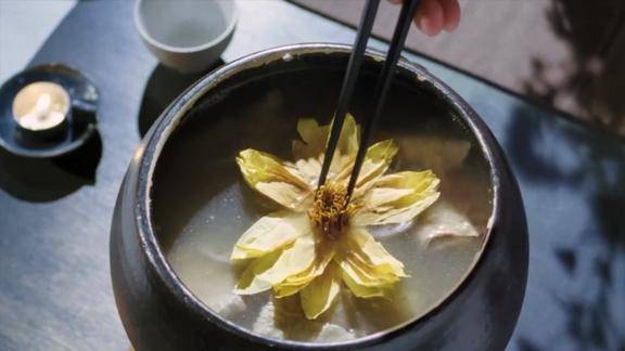 男女倒插莲花是什么意思啊(男女倒插莲花：揭秘其含义与文化背景)