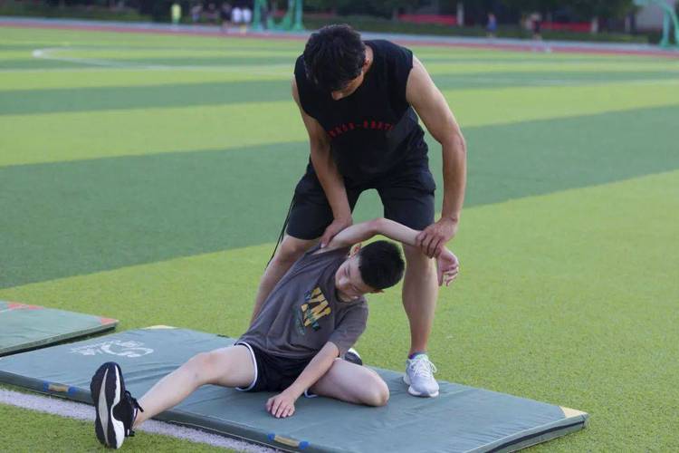 和体育生做是种什么体验(和体育生做：体验运动激情与团队精神的奇妙之旅)