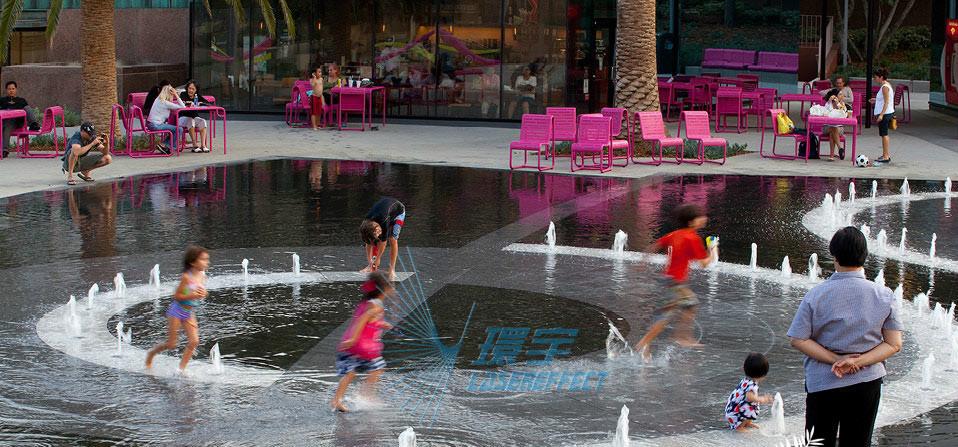 我朋友把我玩成了喷泉(“喷泉效应：朋友间的互动与情感交流”)