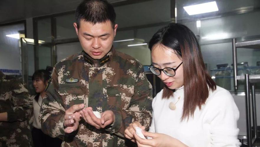 去部队探亲被全队9人(“去部队探亲：9人团队的温馨之旅”)
