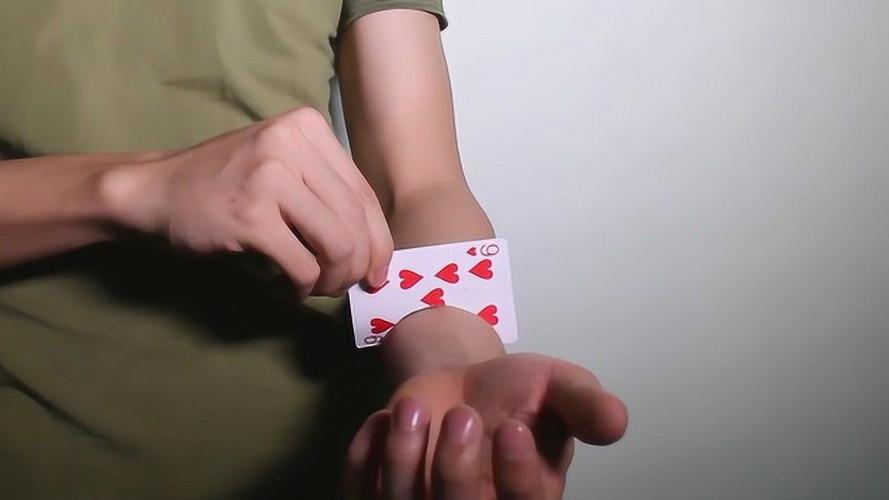 扑克牌视频不盖被子(扑克牌视频：揭秘不盖被子的神秘技巧)