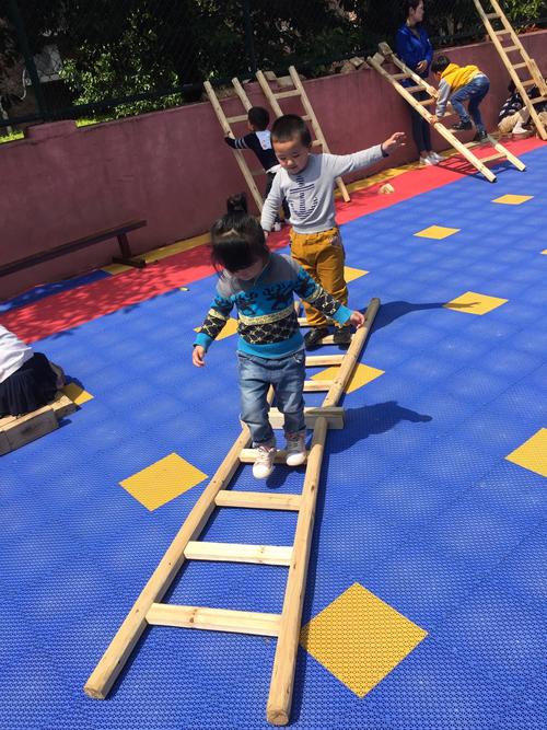 宝贝我们边上楼梯边做(宝贝我们边上楼梯边做：亲子互动的趣味楼梯游戏)