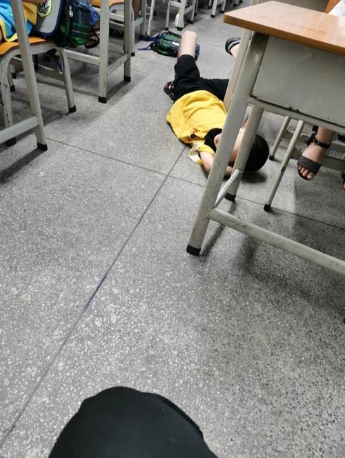 没带罩子让你捏了一节课(没带罩子让你捏了一节课：课堂互动的趣味与挑战)