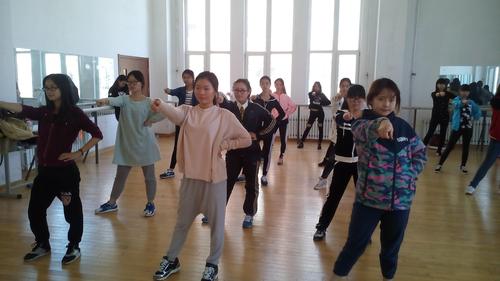 长女的幸福生活全集(涨精装满肚子上学体育课)