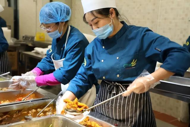 4500急招一位接送小孩阿姨(食堂招工50-60岁急招)