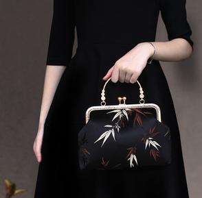 老师黑色双开真丝旗袍(老师拉我去办公室做了一节课作文)