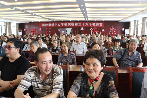 随时随地都能干的学校教师(他不让我断奶他要接着吃)